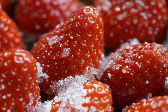 sugared strawberries 6229020_640